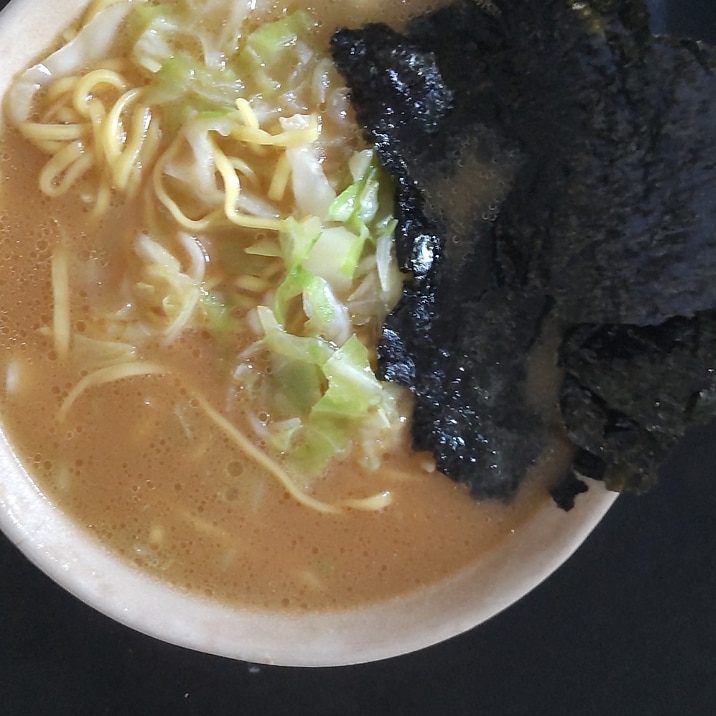 キャベツ豚骨醤油ラーメン
